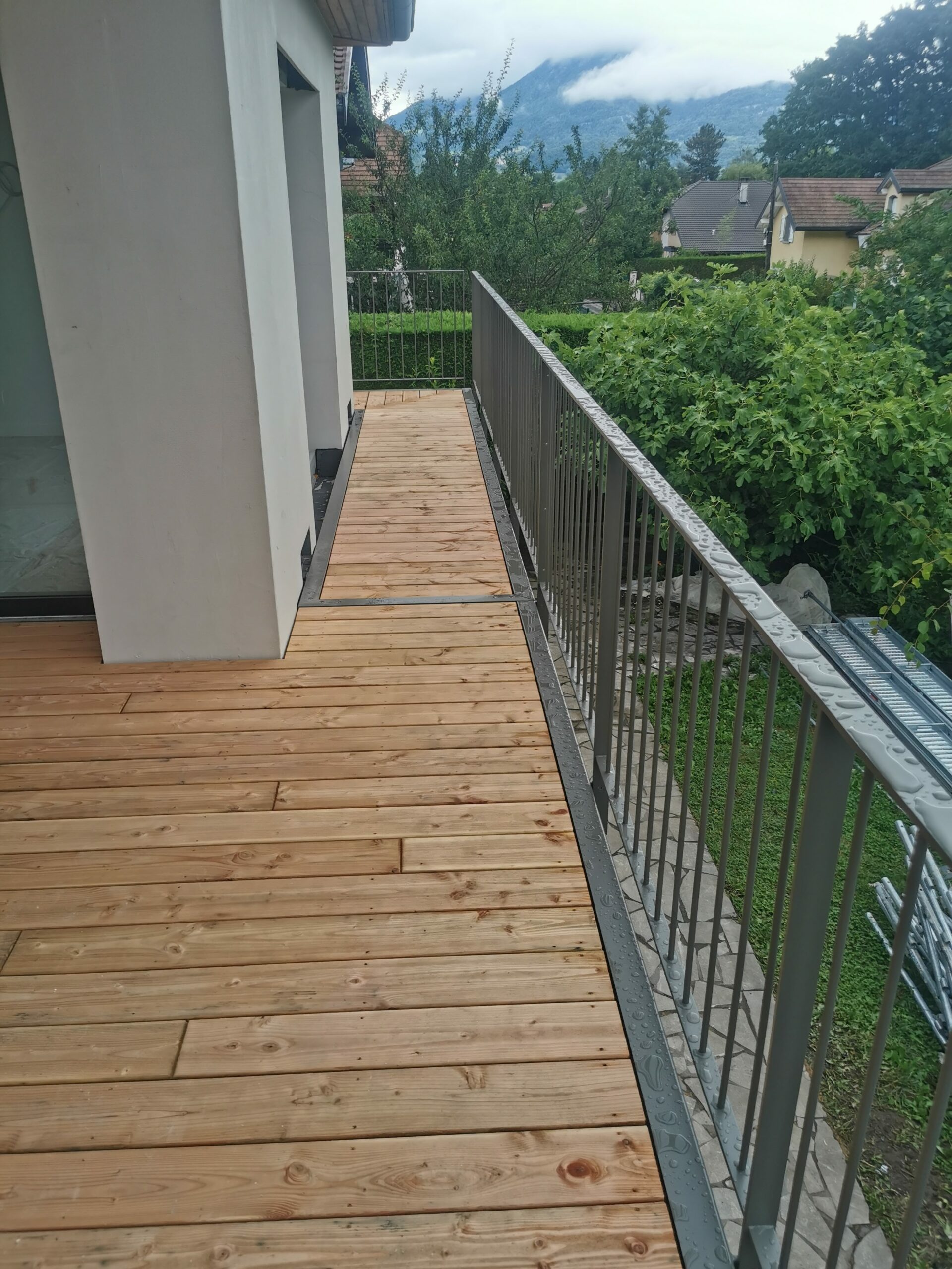 Terrasse avec escalier d’accès